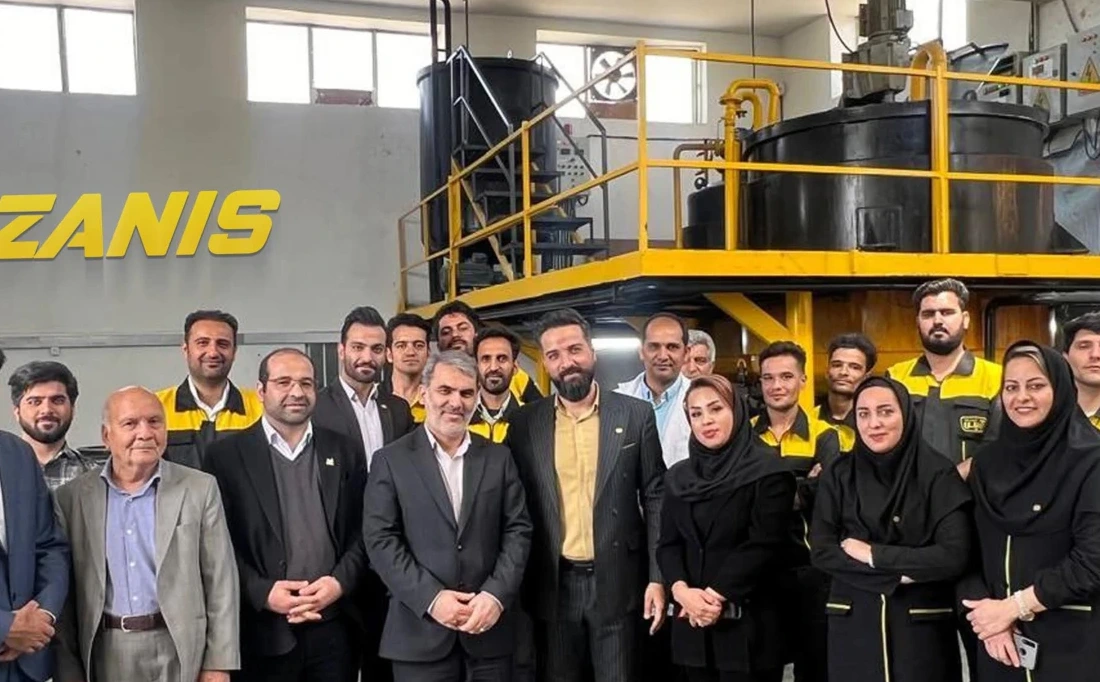 عکس جمعی همکاران و حاضران در کارخانه زانیس